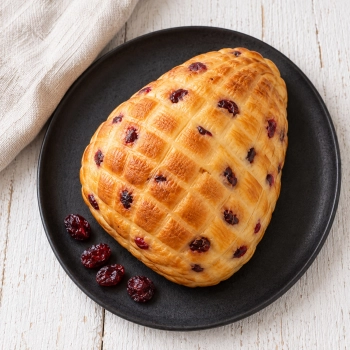 Wędzony ser podpuszczkowy z żurawiną 350g na czarnym talerzu